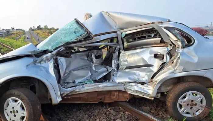 Trem arrasta carro e deixa motorista ferido no Paraná